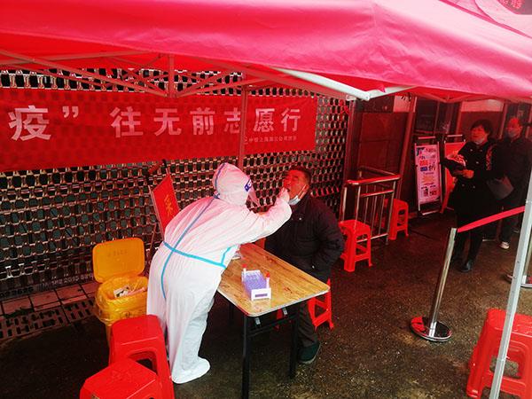 8号线上海局志愿者协助核酸检测